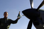 O Comandante do Esquadro Flecha, Ten. Cel. Av. Torres, batizando o Super Tucano com champanhe - Foto: Luciano Porto - luciano@spotter.com.br