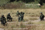 Enquanto  feita a confirmao, os outros soldados vigiam a rea - Foto: Luciano Porto - luciano@spotter.com.br