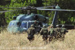 O piloto resgatado  levado para o Black Hawk do Esquadro Pantera - Foto: Luciano Porto - luciano@spotter.com.br