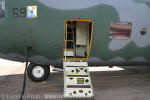 Porta de acesso do FAB-2459. A janela retangular indica que originalmente era um SC-130E - Foto: Luciano Porto - luciano@spotter.com.br