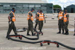A equipe de abastecimento do MAFFS preparando os equipamentos - Foto: Luciano Porto - luciano@spotter.com.br