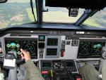 Cabine de comando do C-105A Amazonas do Esquadro Arara - Foto: Luciano Porto - luciano@spotter.com.br
