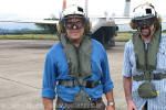 Para voar em suas aeronaves, a US NAVY exige que os passageiros utilizem um colete salva-vidas com kit de sobrevivncia, capacete, protetor auditivo e viseira - Foto: Carlos H. Moyna - carlos@spotter.com.br