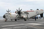 O Grumman C-2A Greyhound do VRC-40 Rawhide sendo rebocado para seu local definitivo - Foto: Carlos H. Moyna - carlos@spotter.com.br