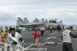 Mesmo com o tempo fechado, as operaes areas no convs do USS Carl Vinson no param - Foto: Carlos H. Moyna - carlos@spotter.com.br