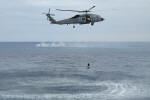 Um Sikorsky SH-60F Seahawk do HS-15 Red Lions simulando um resgate no mar - Foto: Carlos H. Moyna - carlos@spotter.com.br