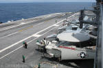 O USS Carl Vinson tem 333 metros de comprimento e 76,8 metros de largura, podendo operar com at 90 aeronaves, entre avies e helicpteros - Foto: Carlos H. Moyna - carlos@spotter.com.br