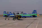 Equipe de solo posicionando as aeronaves no ptio do Aeroporto de Los Cerrillos - Foto: Luciano Porto