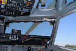 Da posio do co-piloto observa-se a sonda de reabastecimento do Boeing E-3D Sentry