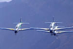 A Esquadrilha da Fumaa se organiza atrs do C-130H Hercules para fazer as fotos sobre a Cordilheira dos Andes