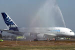 Os bombeiros do Aeroporto Internacional de Santiago dando as boas-vindas ao Airbus A380-800 - Foto: Equipe SPOTTER