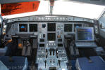 Cabine de comando do Airbus A330-200F - Foto: Equipe SPOTTER