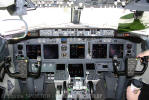Cabine de comando do Boeing Business Jet BBJ Convertible - Foto: Equipe SPOTTER