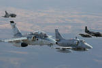 As aeronaves se posicionam atrs do Lockheed C-130 Hercules da FAB - Foto: Equipe SPOTTER