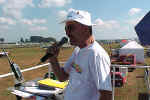 Vadico, narrador oficial do evento, manteve o pblico informado sobre as aeronaves e as apresentaes em vo - Foto: Luciano Porto