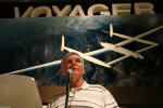 Dick Rutan, piloto que deu a volta ao mundo sem escalas no Voyager, durante uma palestra no EAA Air Venture Museum - Foto: Luciano Porto - luciano@spotter.com.br