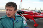 O piloto alemo Klaus Schrodt e seu Extra 300S - Foto: Douglas Barbosa Machado - douglas@spotter.com.br