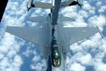 Conectado, o F-16DG recebe a quantidade de combustvel necessrio para continuar a sua misso - Foto: Equipe SPOTTER