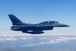 Reabastecido,  o F-16DG segue para a sua misso - Foto: Equipe SPOTTER