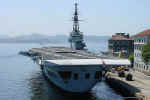 O porta-avies NAel A11 Minas Gerais tambm estava ancorado no Arsenal da Marinha - Foto: Luciano Porto - luciano@spotter.com.br 