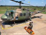 Os tripulantes preparam seus equipamentos, enquanto o piloto inspeciona a aeronave - Foto: Luciano Porto - luciano@spotter.com.br