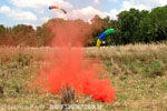 Antes de chegar ao solo, os paraquedistas lanam fumgenos, para saber a direo do vento - Foto: Luciano Porto - luciano@spotter.com.br