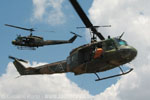 Orbitando em volta, o helicptero armado protege o de resgate - Foto: Luciano Porto - luciano@spotter.com.br